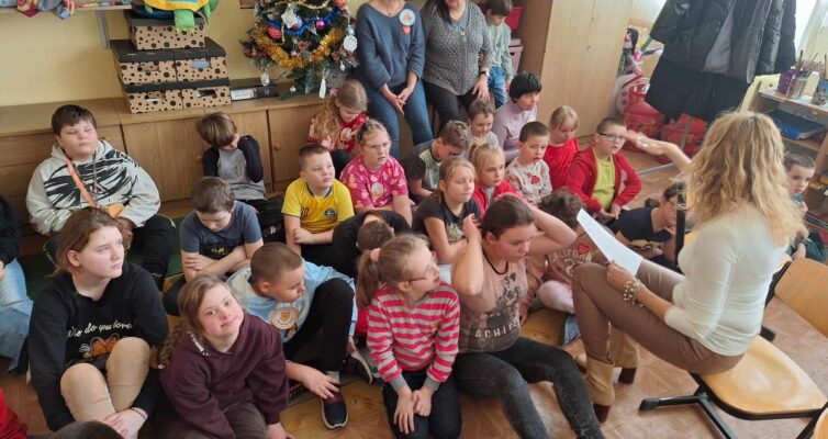 Cała Polska czyta dzieciom „Ciepłe święta w mroźną zimę"