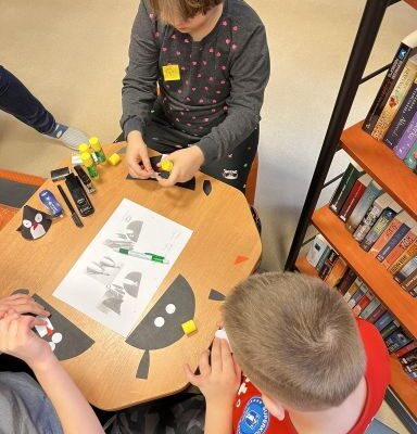 Zaczarowane Spotkanie z Pingwinami: zajęcia w Warmińsko-Mazurskiej Bibliotece Pedagogicznej w Elblągu
