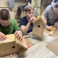 uczniowie SOSW nr 1 budują przyszłość dla ptaków