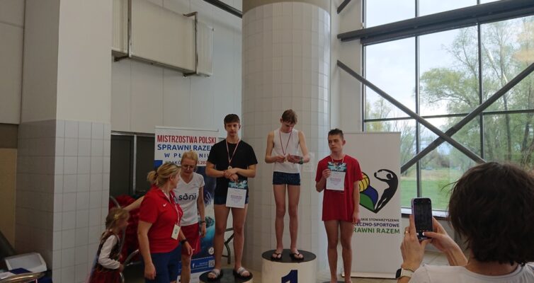 Uczniowie Szkoły Podstawowej XYZ odnoszą sukcesy na Mistrzostwach Polski w Pływaniu w Krakowie