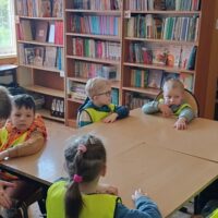 Przedszkolaki z grupy Waleczne pszczółki odwiedziły we wtorek bibliotekę szkolną