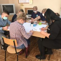 Zdjecie6.Uczestnicy warsztatow tworza prototyp gry