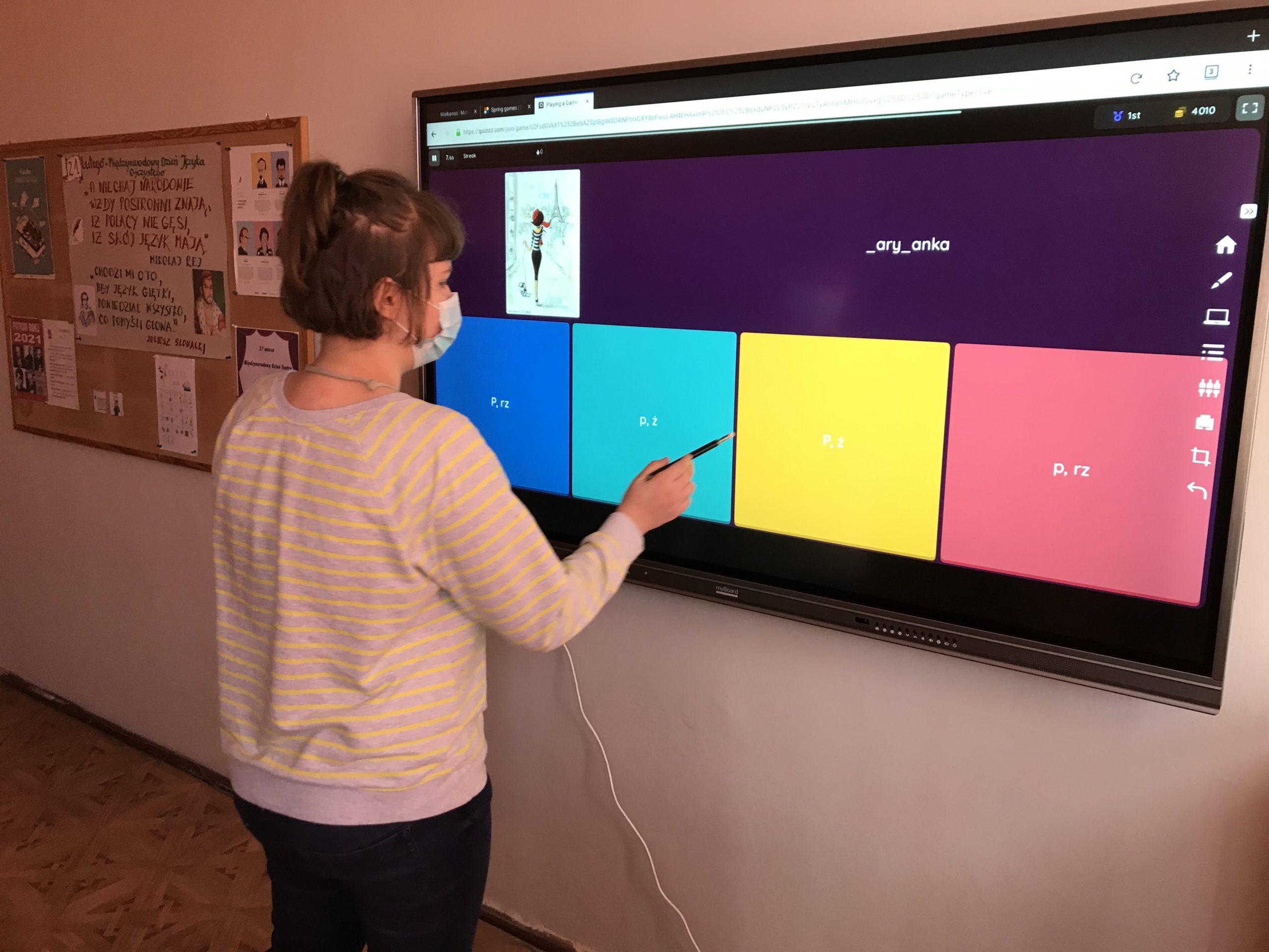 uczeń rozwiązuje quiz