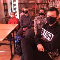 Uczniowie klasy 8e oglądają koncert w bibliotece