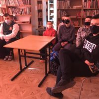 Uczniowie klasy 8e oglądają koncert w bibliotece