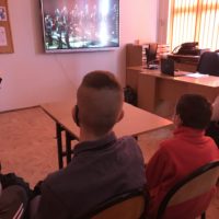 Uczniowie klasy 8e oglądają koncert w bibliotece