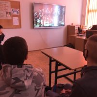 Uczniowie klasy 8e oglądają koncert w bibliotece