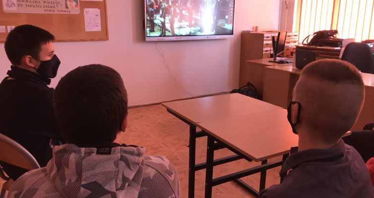 Uczniowie klasy 8e oglądają koncert w bibliotece