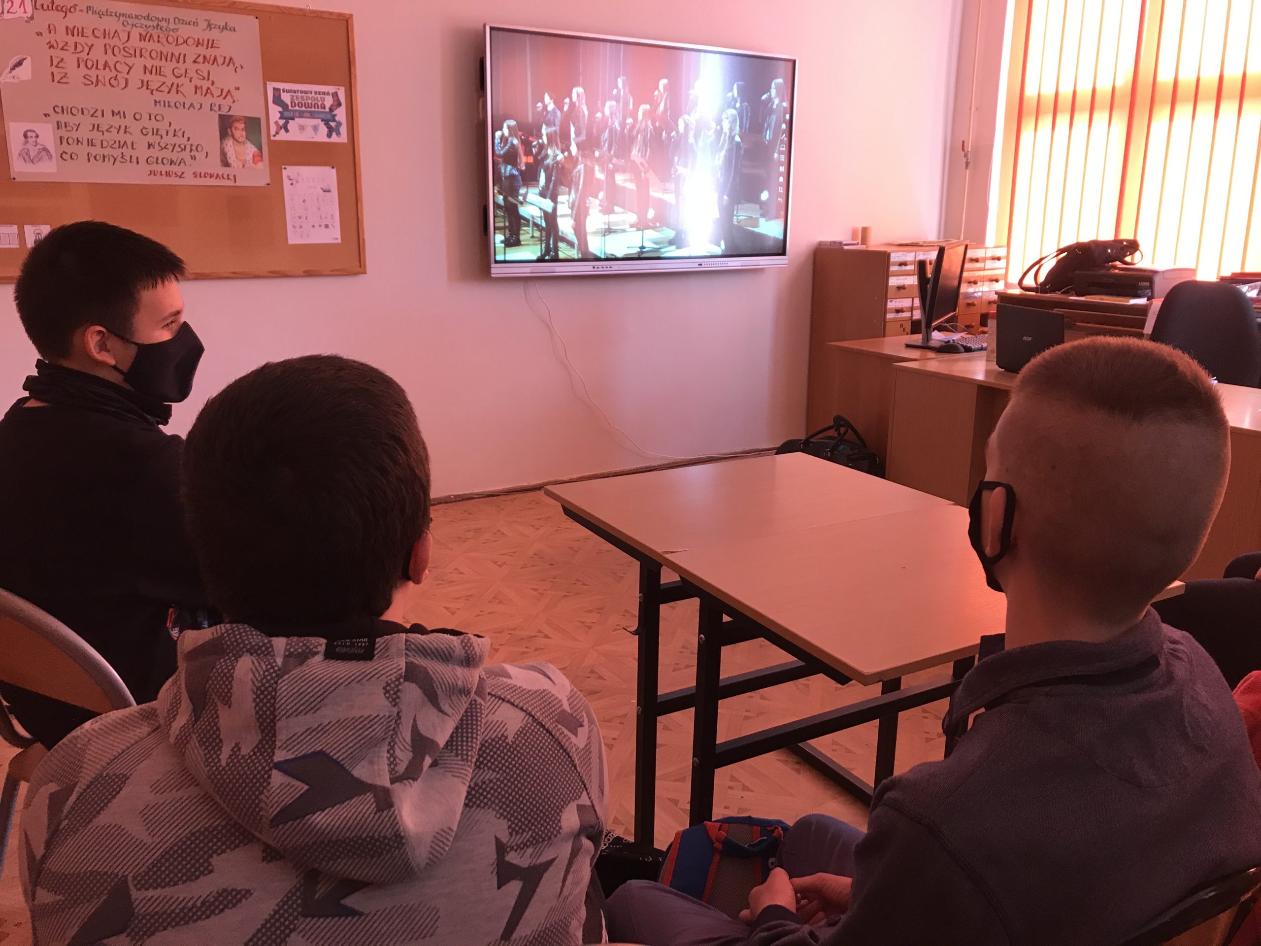 Uczniowie klasy 8e oglądają koncert w bibliotece