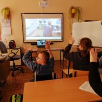 Uczniowie biorący udział w międzyszkolnym programie "Poznaj mnie, moje miasto i ciekawe okolice"