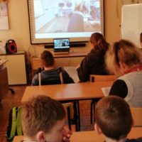 Uczniowie biorący udział w międzyszkolnym programie "Poznaj mnie, moje miasto i ciekawe okolice"