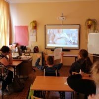 Uczniowie biorący udział w międzyszkolnym programie "Poznaj mnie, moje miasto i ciekawe okolice"