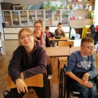 Uczniowie biorący udział w międzyszkolnym programie "Poznaj mnie, moje miasto i ciekawe okolice"