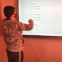uczniowie biorą udział w quizie