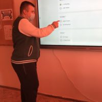 uczniowie biorą udział w quizie