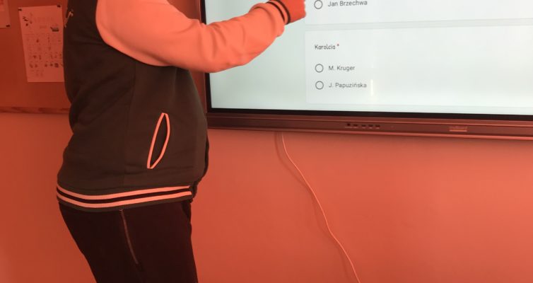 uczniowie biorą udział w quizie