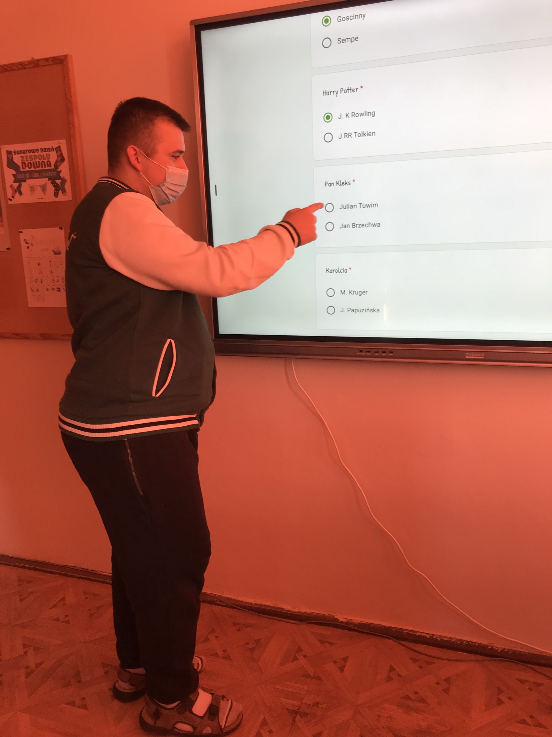 uczniowie biorą udział w quizie