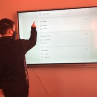 uczniowie biorą udział w quizie
