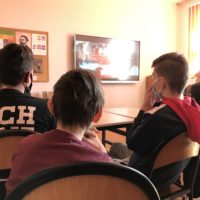 Uczniowie klasy 8e na lekcji bibliotecznej