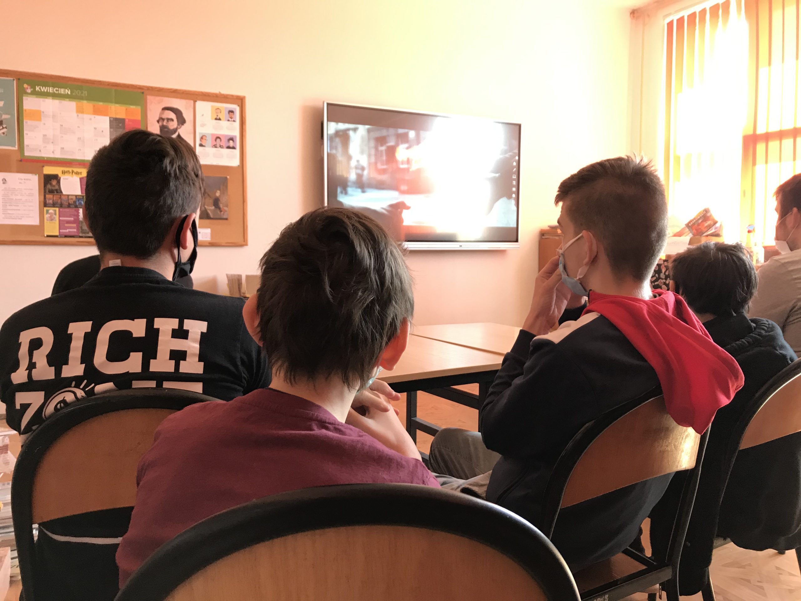 Uczniowie klasy 8e na lekcji bibliotecznej