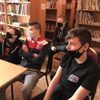 Uczniowie klasy 8e na lekcji bibliotecznej