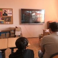 Uczniowie klasy 8e na lekcji bibliotecznej