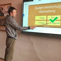 Uczen-klasy-3stolarz-rozwiazuje-quiz
