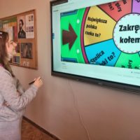 Uczennica-rozwiazuje-quiz