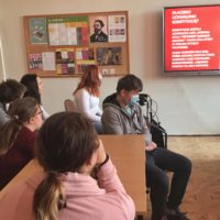 Uczniowie-szkoly-branzowej-ogladaja-prezentacje
