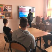 Uczniwie-klasy_3_stolarz-rozwiazuja_quiz