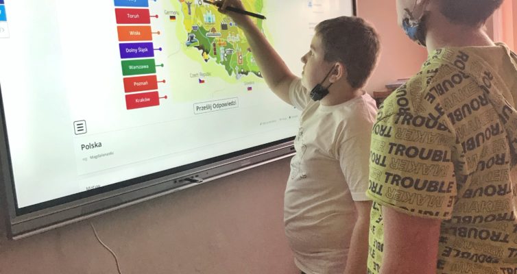 Uczniwoie_klasy5-rozwiazuja-quiz