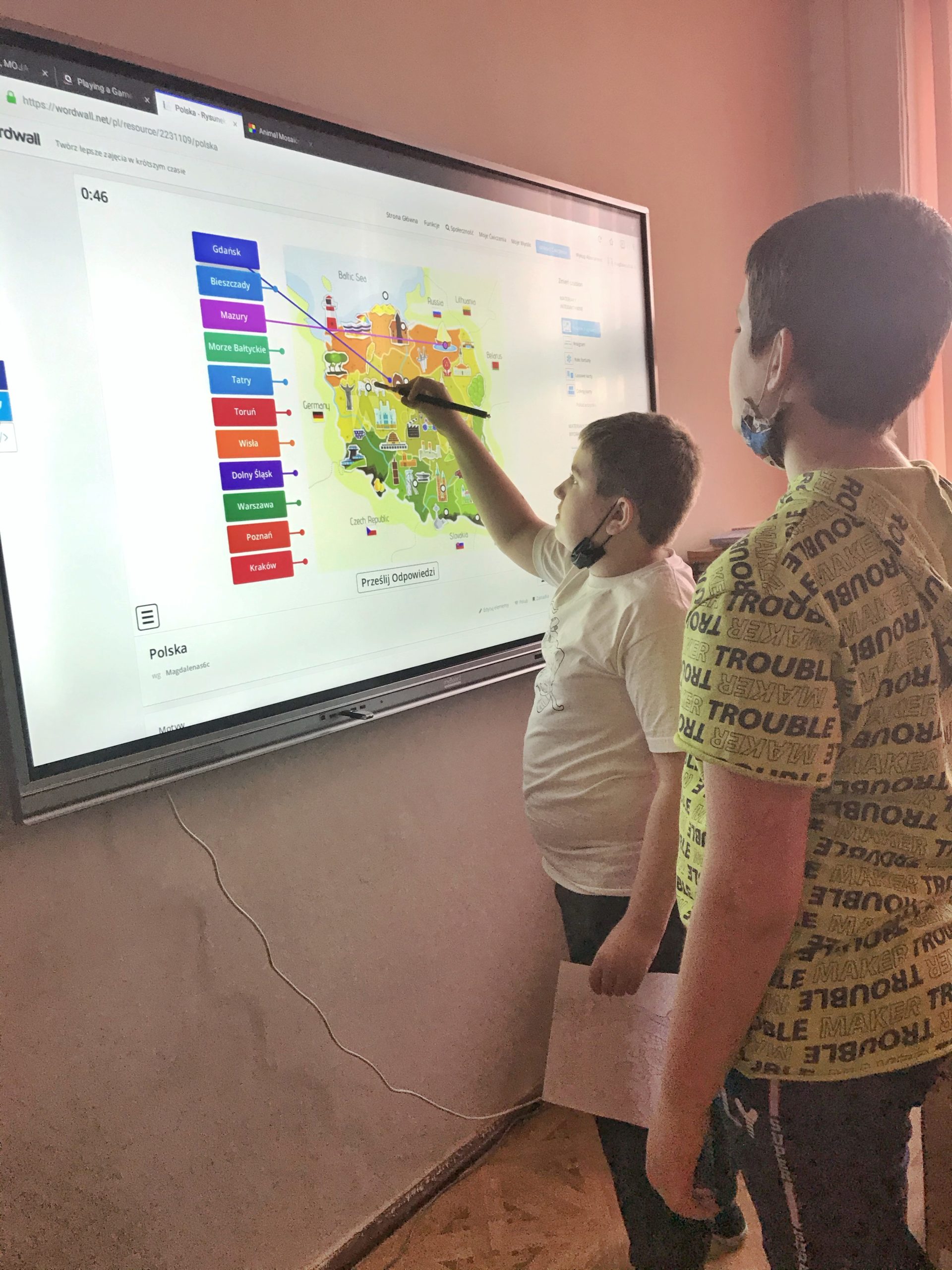 Uczniwoie_klasy5-rozwiazuja-quiz