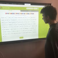 Oliwier_rozwiazuje-dyktando