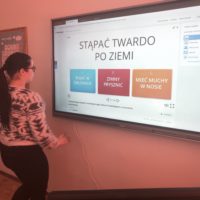 Uczennica-klasy-8-rozwiazuje-zadanie