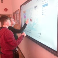 Uczniwoie-klasy-8-rozwiazuja-zadanie