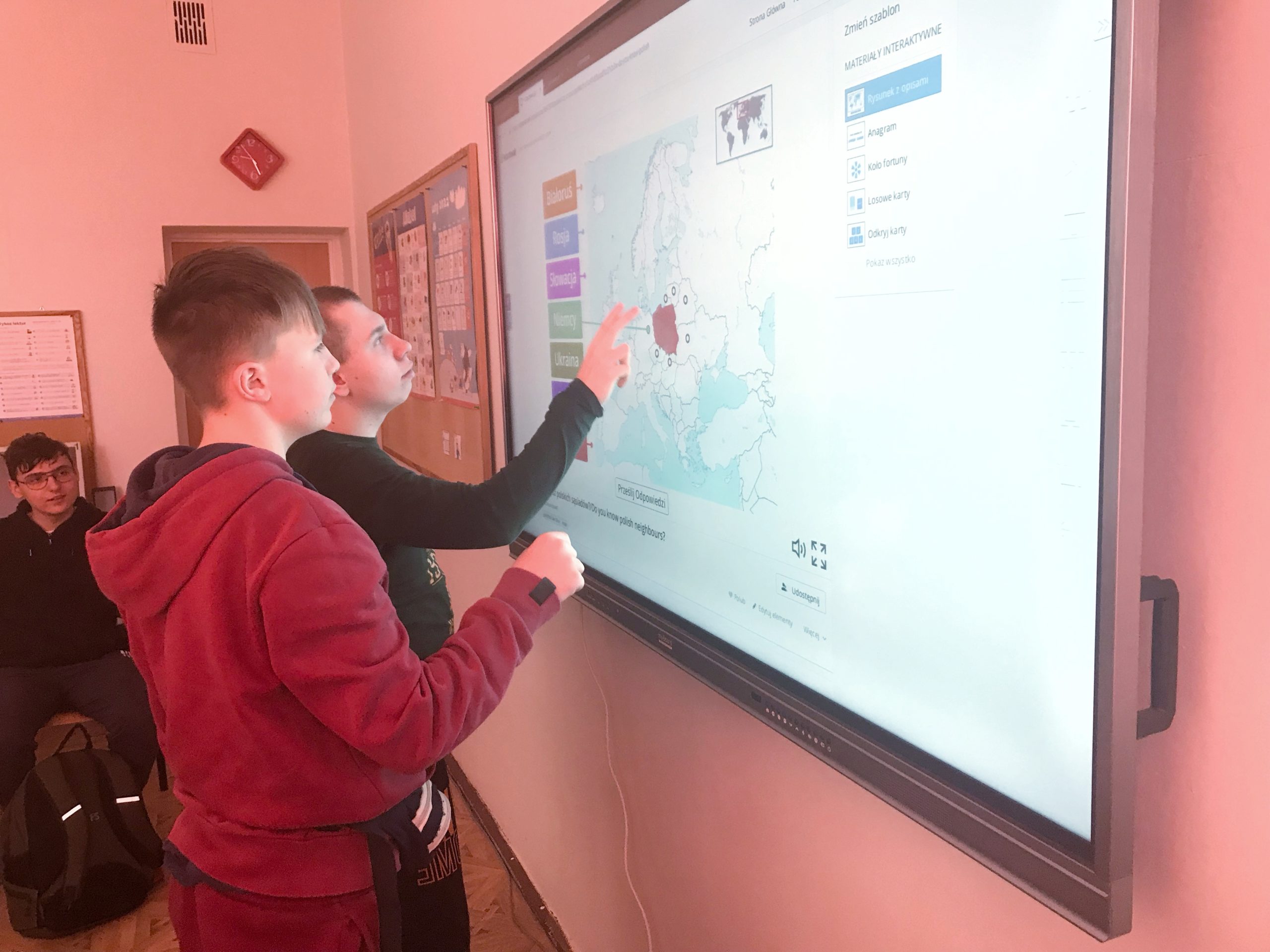 Uczniwoie-klasy-8-rozwiazuja-zadanie