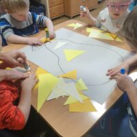 Przedszkolaki bawią się sztuką