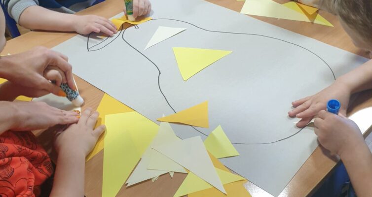 Przedszkolaki bawią się sztuką