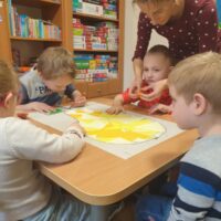 Przedszkolaki bawią się sztuką