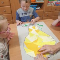 Przedszkolaki bawią się sztuką