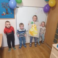 Przedszkolaki bawią się sztuką