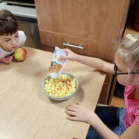 obchodziliśmy w świetlicy święto jabłka