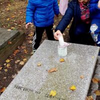 Wizyta Tygrysków- Urwisków na cmentarzu