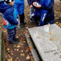 Wizyta Tygrysków- Urwisków na cmentarzu