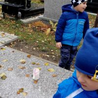 Wizyta Tygrysków- Urwisków na cmentarzu