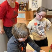 Odkrywając Świat z Nelą - Edukacyjne podchody w Warmińsko-Mazurskiej Bibliotece Pedagogicznej w Elblągu