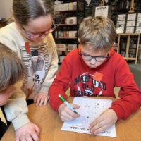 Odkrywając Świat z Nelą - Edukacyjne podchody w Warmińsko-Mazurskiej Bibliotece Pedagogicznej w Elblągu