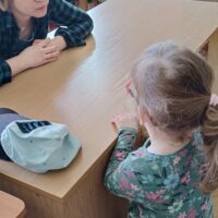 Przedszkolaki z grupy Waleczne pszczółki odwiedziły we wtorek bibliotekę szkolną